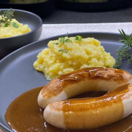 Bratwurst auf einem Teller angerichtet von der Metzgerei Schneider Pliezhausen