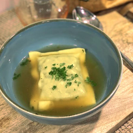 Maultaschen auf einem Teller angerichtet der Metzgerei Schneider Pliezhausen