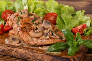 Putenschnitzel mit Champignon-Tomaten-Soße