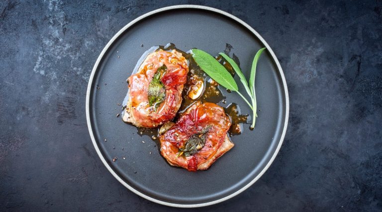 Schweinerückensteak mit Salbei und Schinken