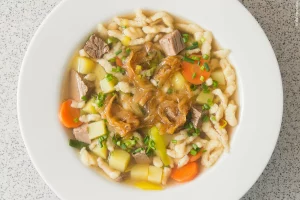 Gaisburger Marsch mit Kartoffelschnitz und Spätzle ist ein traditionelles schwäbisches Eintopfgericht.