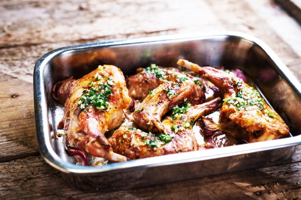 Kaninchenkeule mit Wirsing oder Rotkohl und Nudeln der Metzgerei Schneider Pliezhausen
