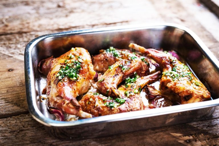 Kaninchenkeule mit Wirsing oder Rotkohl und Nudeln der Metzgerei Schneider Pliezhausen