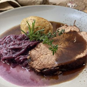 Blaukraut und Knödel auf einem Teller angerichtet von der Metzgerei Schneider Pliezhausen