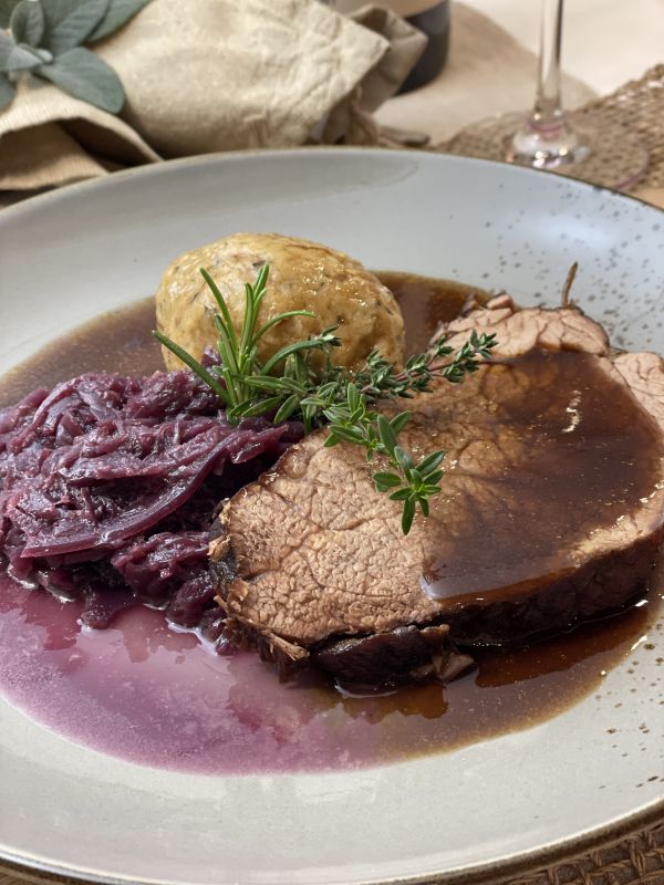 Blaukraut und Knödel auf einem Teller angerichtet von der Metzgerei Schneider Pliezhausen