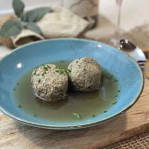 Leberknödel auf einem Teller angerichtet von der Metzgerei Schneider Pliezhausen