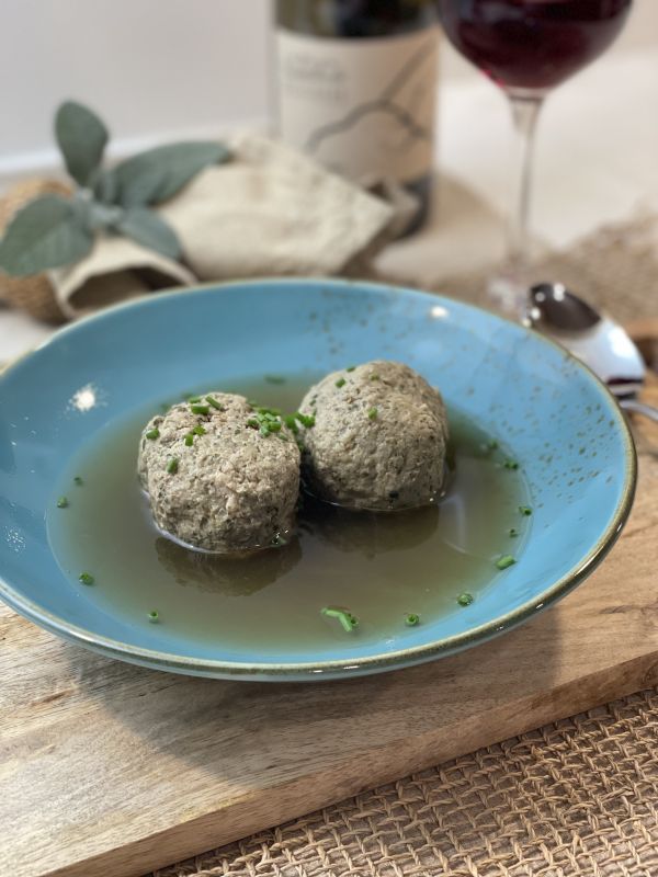 Leberknödel auf einem Teller angerichtet von der Metzgerei Schneider Pliezhausen