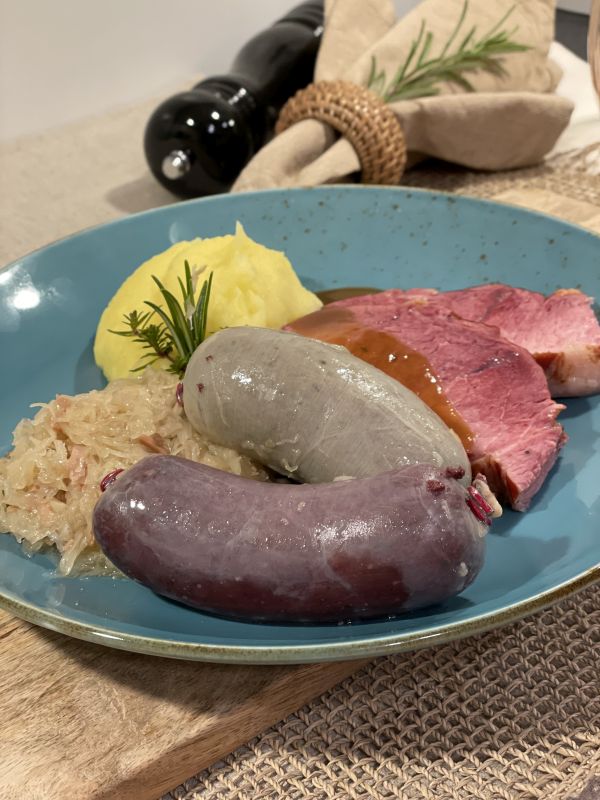 Leberwurst auf einem Teller angerichtet von der Metzgerei Schneider Pliezhausen