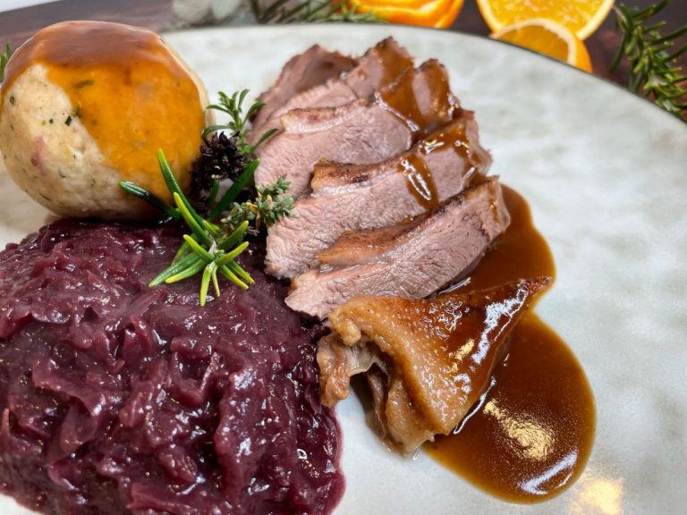 Gänsebrust mit Bein, Knödel und Rotkraut, Festtagsmenü Weihnachten 2025, Metzgerei Schneider Pliezhausen