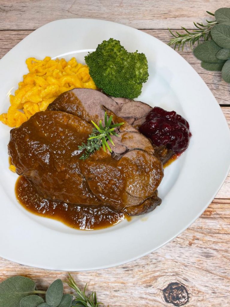 Rehkeule ohne Bein mit Kürbisspätzle und Soße, Metzgerei Schneider