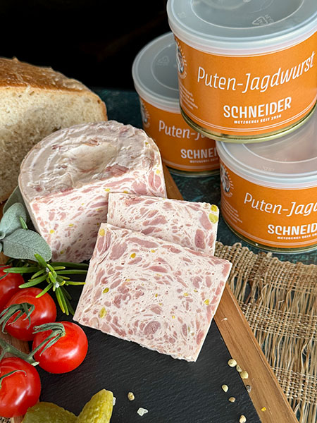 Unsere Puten-Jagdwurst in der Dose. Mit 82 % bestem Putenfleisch, ausgewählten Gewürzen und knackigen Pistazien ist sie angenehm saftig, mild im Aroma und überraschend rund im Biss.