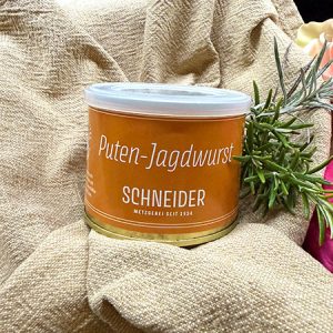 Unsere Puten-Jagdwurst in der Dose. Mit 82 % bestem Putenfleisch, ausgewählten Gewürzen und knackigen Pistazien ist sie angenehm saftig, mild im Aroma und überraschend rund im Biss.