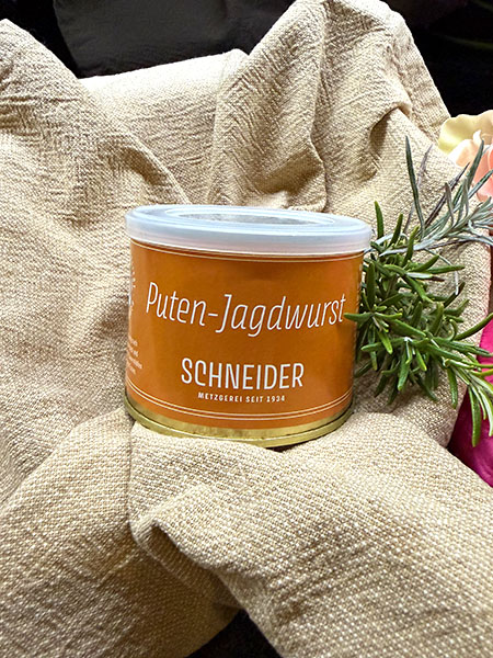 Unsere Puten-Jagdwurst in der Dose. Mit 82 % bestem Putenfleisch, ausgewählten Gewürzen und knackigen Pistazien ist sie angenehm saftig, mild im Aroma und überraschend rund im Biss.