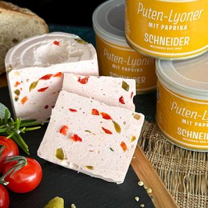 Unsere Puten-Lyoner mit Paprika verbindet fein zerkleinertes Putenfleisch mit einer angenehm milden Würzung und 10% Paprika für Farbe, Frische und einen runden Geschmack. Sie ist saftig, streichzart im Biss und bewusst zurückhaltend gewürzt.