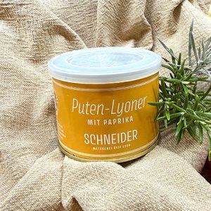 Unsere Puten-Lyoner mit Paprika verbindet fein zerkleinertes Putenfleisch mit einer angenehm milden Würzung und 10% Paprika für Farbe, Frische und einen runden Geschmack. Sie ist saftig, streichzart im Biss und bewusst zurückhaltend gewürzt.
