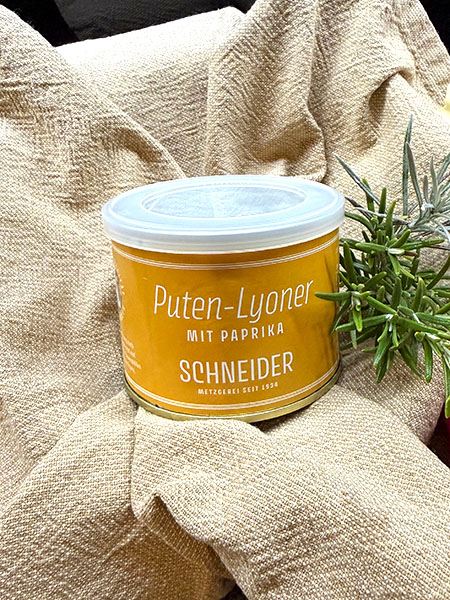 Unsere Puten-Lyoner mit Paprika verbindet fein zerkleinertes Putenfleisch mit einer angenehm milden Würzung und 10% Paprika für Farbe, Frische und einen runden Geschmack. Sie ist saftig, streichzart im Biss und bewusst zurückhaltend gewürzt.