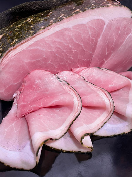Saftiger Bärlauch-Schinken mit frischem Kräuterrand, mild gegart und feinwürzig im Geschmack – eine saisonale Spezialität der Metzgerei Schneider Pliezhausen.