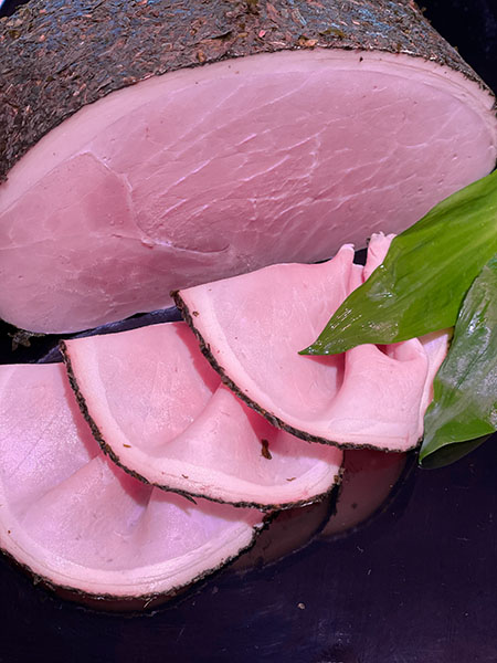 Saftiger Bärlauch-Schinken mit frischem Kräuterrand, mild gegart und feinwürzig im Geschmack – eine saisonale Spezialität der Metzgerei Schneider Pliezhausen.