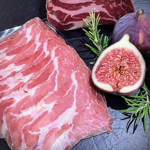 Unsere Coppa luftgetrocknet ist eine besondere Delikatesse für Liebhaber fein gereifter Schinkenspezialitäten. Nach traditioneller Art wird die Coppa sorgfältig gewürzt und über einen längeren Zeitraum luftgetrocknet. So entwickelt sie ihr charakteristisches Aroma und ihre zarte, leicht mürbe Struktur.