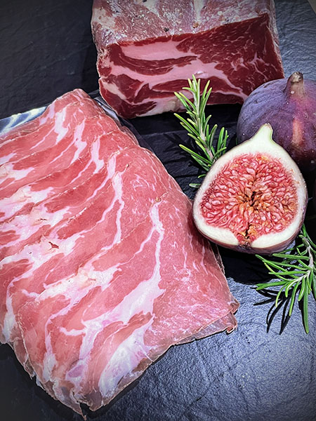 Unsere Coppa luftgetrocknet ist eine besondere Delikatesse für Liebhaber fein gereifter Schinkenspezialitäten. Nach traditioneller Art wird die Coppa sorgfältig gewürzt und über einen längeren Zeitraum luftgetrocknet. So entwickelt sie ihr charakteristisches Aroma und ihre zarte, leicht mürbe Struktur.