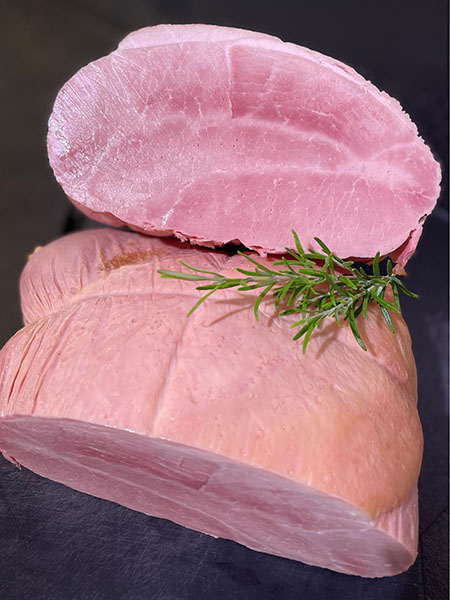 Edelsaft-Schinken aus der Ober- und Unterschale, im eigenen Saft gegart und mild angeräuchert – besonders zart und saftig.