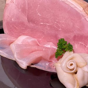Edelsaft-Schinken aus der Ober- und Unterschale, im eigenen Saft gegart und mild angeräuchert – besonders zart und saftig.