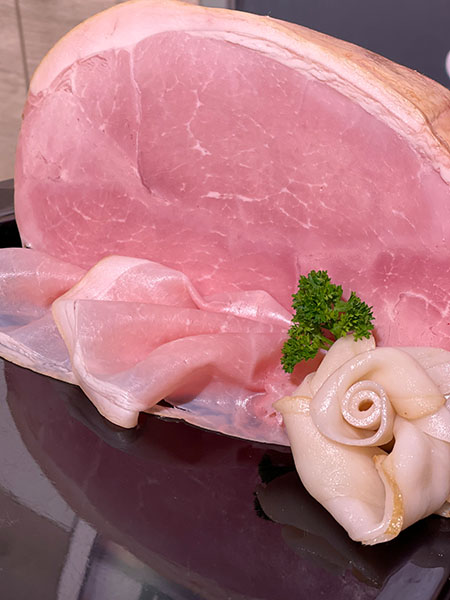 Edelsaft-Schinken aus der Ober- und Unterschale, im eigenen Saft gegart und mild angeräuchert – besonders zart und saftig.