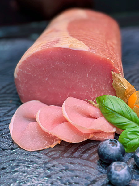 Zarter Lachsschinken aus dem Schweinerücken, mild geräuchert und besonders fein im Geschmack – mager, elegant und vielseitig einsetzbar.