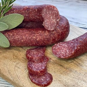 Luftgetrocknete Salami im Ring, mild im Geschmack und mehrere Wochen gereift – ideal als Snack, zur Vesper oder unterwegs.