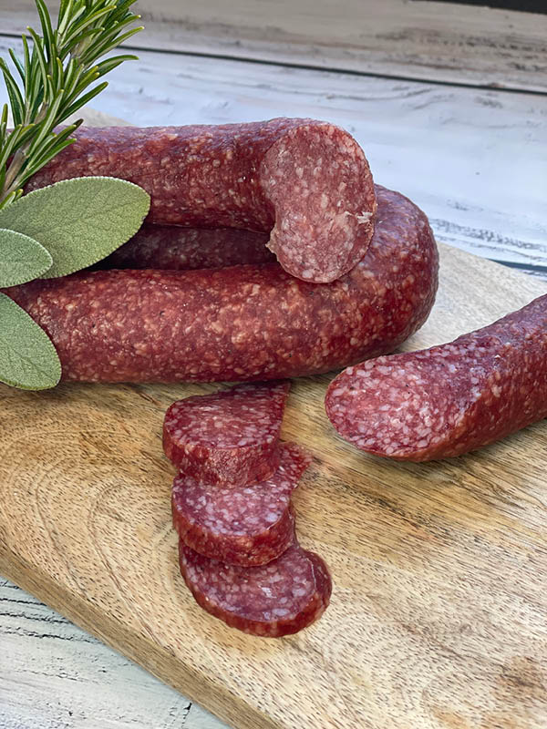 Luftgetrocknete Salami im Ring, mild im Geschmack und mehrere Wochen gereift – ideal als Snack, zur Vesper oder unterwegs.