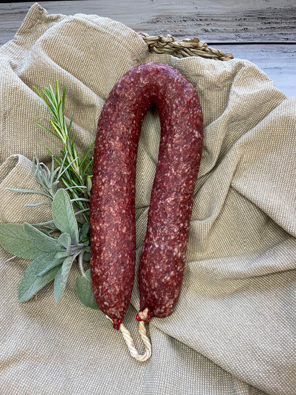 Luftgetrocknete Salami im Ring, mild im Geschmack und mehrere Wochen gereift – ideal als Snack, zur Vesper oder unterwegs.