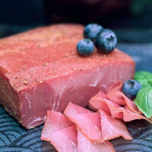 Mageres Rauchfleisch aus regionaler Schweinekeule, trocken gepökelt, monatelang gereift und über Buchenholz geräuchert – intensiv im Geschmack, komplett ohne Fettrand.