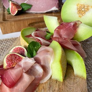 Neckartaler Schinken - Luftgetrockneter Premium-Schinken aus regionaler Schweinekeule, trocken gepökelt, monatelang gereift und über Buchenholz geräuchert – feinwürzig mit dezenter Zimtnote.