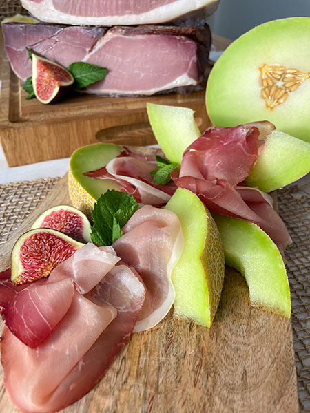 Neckartaler Schinken - Luftgetrockneter Premium-Schinken aus regionaler Schweinekeule, trocken gepökelt, monatelang gereift und über Buchenholz geräuchert – feinwürzig mit dezenter Zimtnote.