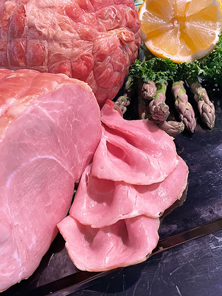 Unser Nuss-Schinken, heißgeräuchert wird aus der besonders mageren und hochwertigen Nuss der Schweinekeule hergestellt. Die leichte Honignote rundet den Geschmack harmonisch ab und sorgt für ein ausgewogenes Zusammenspiel aus Würze und feiner Süße.