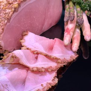 Saftiger Walnuss-Schinken mit feiner Nusskruste, mild gegart und aromatisch im Geschmack – eine besondere Spezialität zur Spargelzeit.