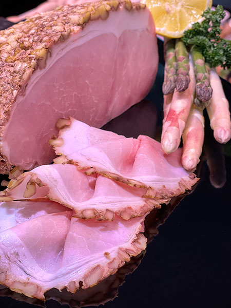 Saftiger Walnuss-Schinken mit feiner Nusskruste, mild gegart und aromatisch im Geschmack – eine besondere Spezialität zur Spargelzeit.