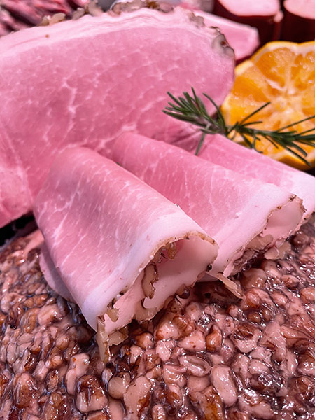 Saftiger Walnuss-Schinken mit feiner Nusskruste, mild gegart und aromatisch im Geschmack – eine besondere Spezialität zur Spargelzeit.