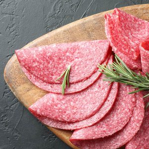 Milde Land-Salami als Aufschnitt, klassisch gewürzt und vielseitig einsetzbar – ideal für Brotzeit, Frühstück oder Snack.