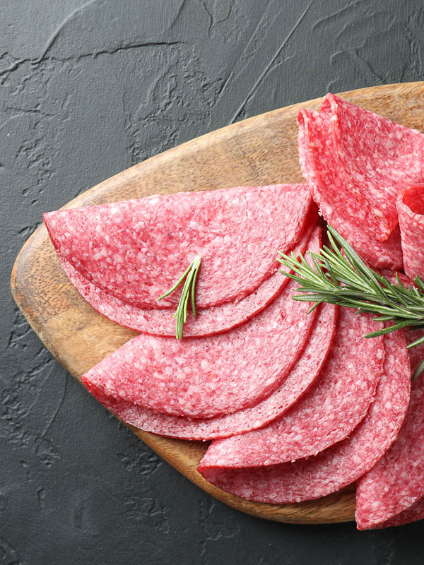 Milde Land-Salami als Aufschnitt, klassisch gewürzt und vielseitig einsetzbar – ideal für Brotzeit, Frühstück oder Snack.