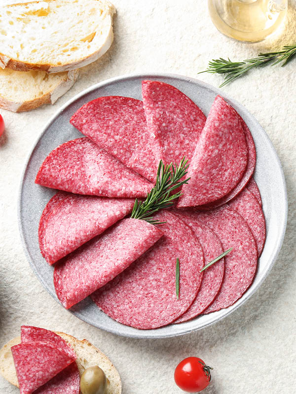 Klassische Hausmacher-Salami aus Schweine- und Rindfleisch, leicht würzig im Geschmack und traditionell gereift – ideal für Brotzeit, Pizza oder Antipasti.