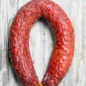 Luftgetrocknete Salami im Ring, mild im Geschmack und mehrere Wochen gereift – ideal als Snack, zur Vesper oder unterwegs.