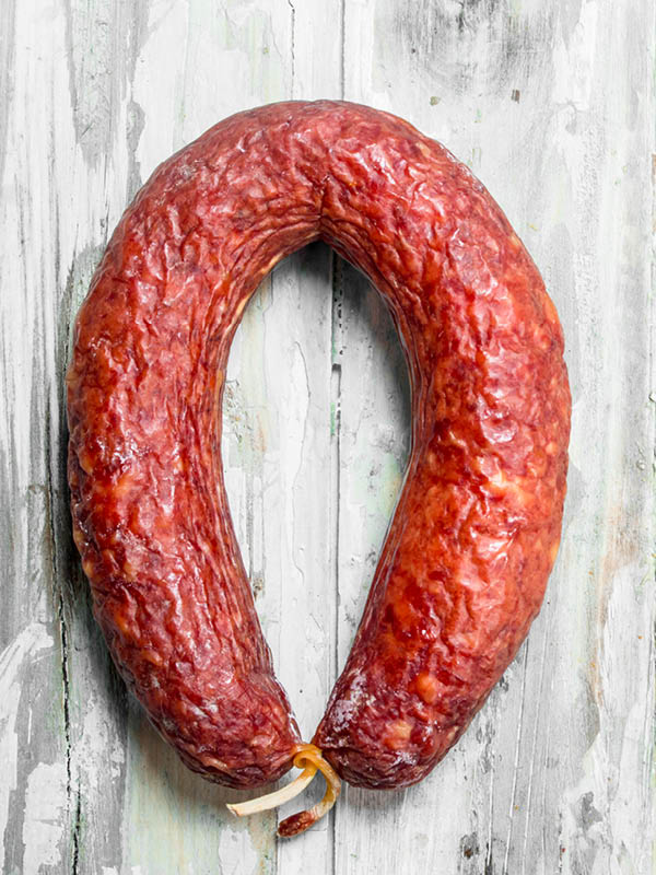 Luftgetrocknete Salami im Ring, mild im Geschmack und mehrere Wochen gereift – ideal als Snack, zur Vesper oder unterwegs.