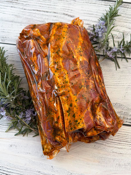 Saftiger Schweinebauch in aromatischer Bärlauch-Marinade – kross gegrillt ein echter Genuss.
