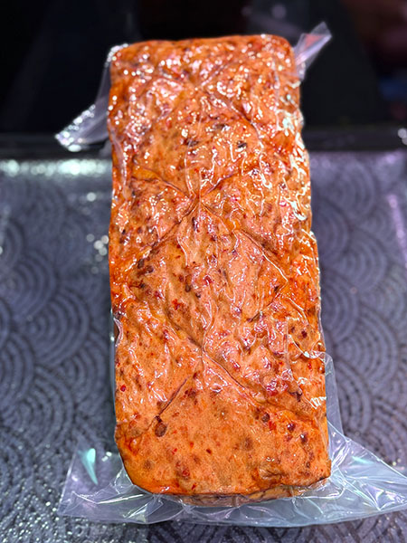 Fleischkäse mit Chili und Cheddar – würzig, leicht scharf und extra saftig. Für alle, die es intensiver mögen.