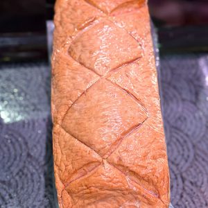 Klassischer Fleischkäse – saftig, herzhaft und vielseitig. Ob warm aus dem Ofen, knusprig angebraten oder kalt aufs Brot.