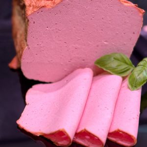 Klassischer Fleischkäse – saftig, herzhaft und vielseitig. Ob warm aus dem Ofen, knusprig angebraten oder kalt aufs Brot.