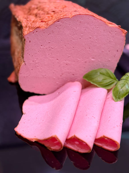 Klassischer Fleischkäse – saftig, herzhaft und vielseitig. Ob warm aus dem Ofen, knusprig angebraten oder kalt aufs Brot.