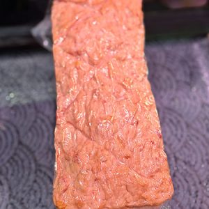 Herzhafter Fleischkäse mit grober Einlage – kräftig im Biss, saftig im Geschmack und vielseitig verwendbar.