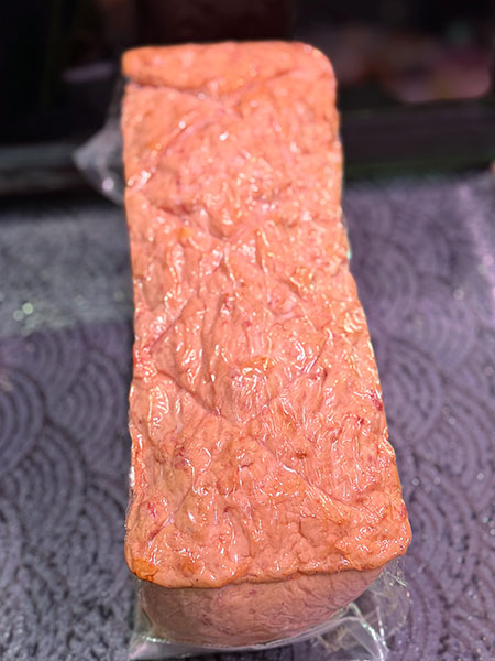 Herzhafter Fleischkäse mit grober Einlage – kräftig im Biss, saftig im Geschmack und vielseitig verwendbar.